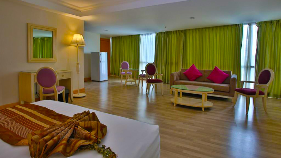 Crown Regency Hotel & Towers- Cebu- Living Room